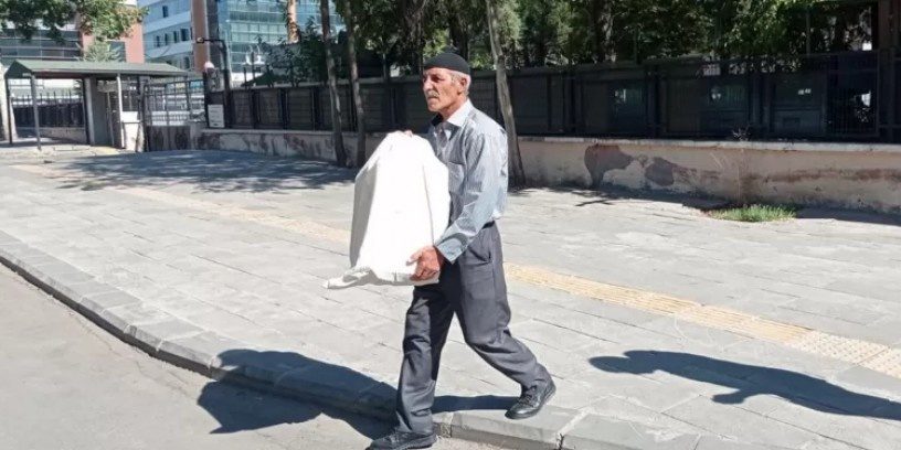 پدری که استخوانهای پسرش را در جعبه تحویل گرفته بود: ما صلح می خواهیم + فیلم