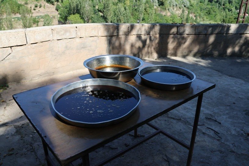 زنان قارص چگونه به شیوههای سنتی، لواشک توت، شیره و کومه درست میکنند + فیلم